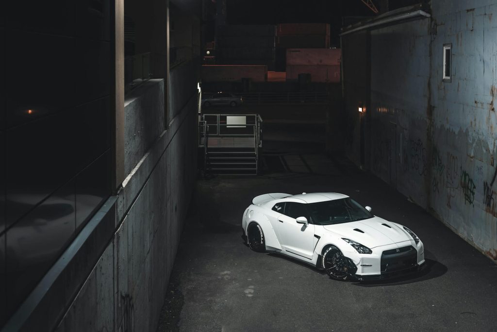 remaps darlington 9 white nissan gtr in alleyway